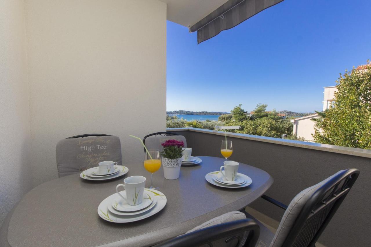 Apartments Luka Vodice Eksteriør bilde