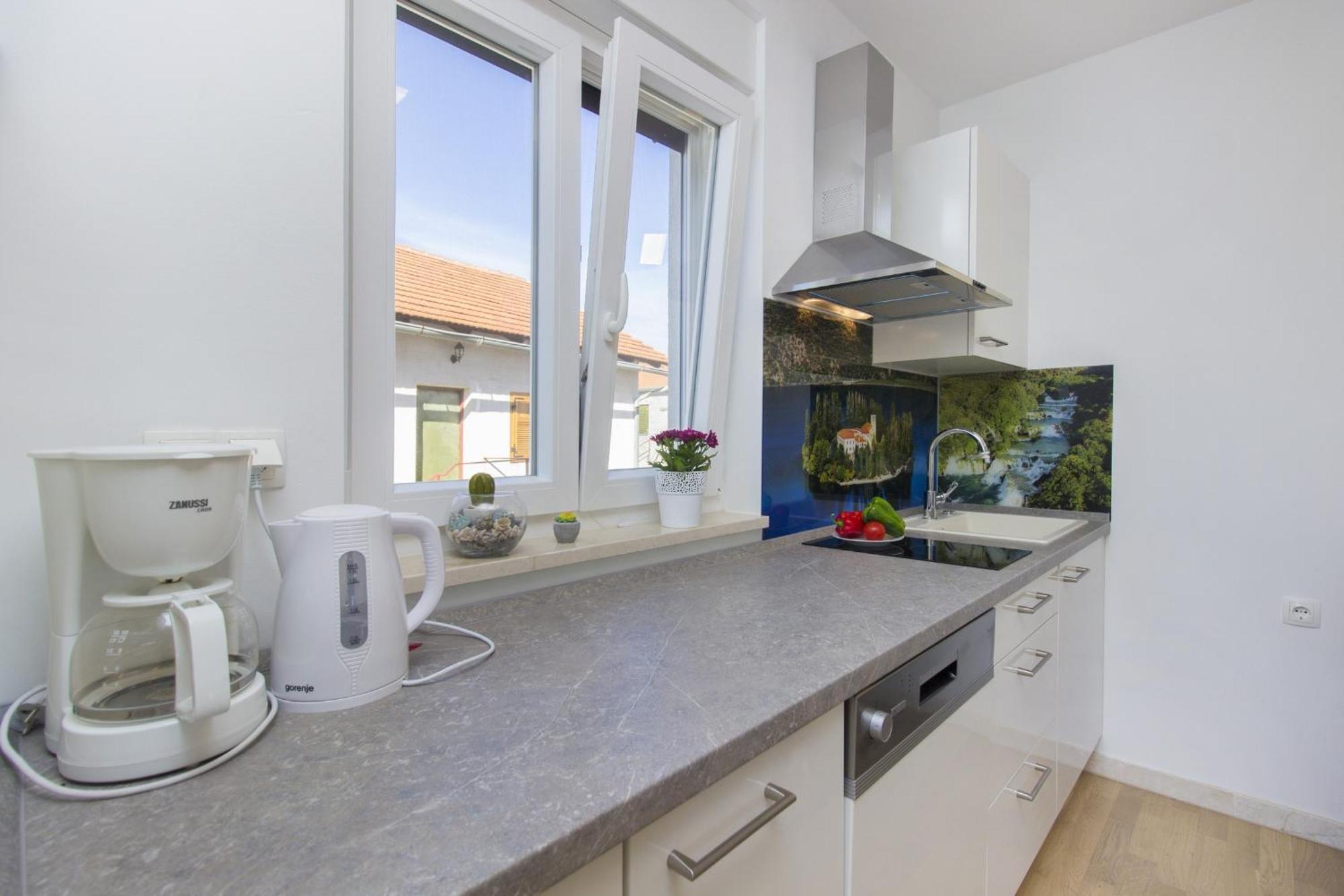 Apartments Luka Vodice Rom bilde