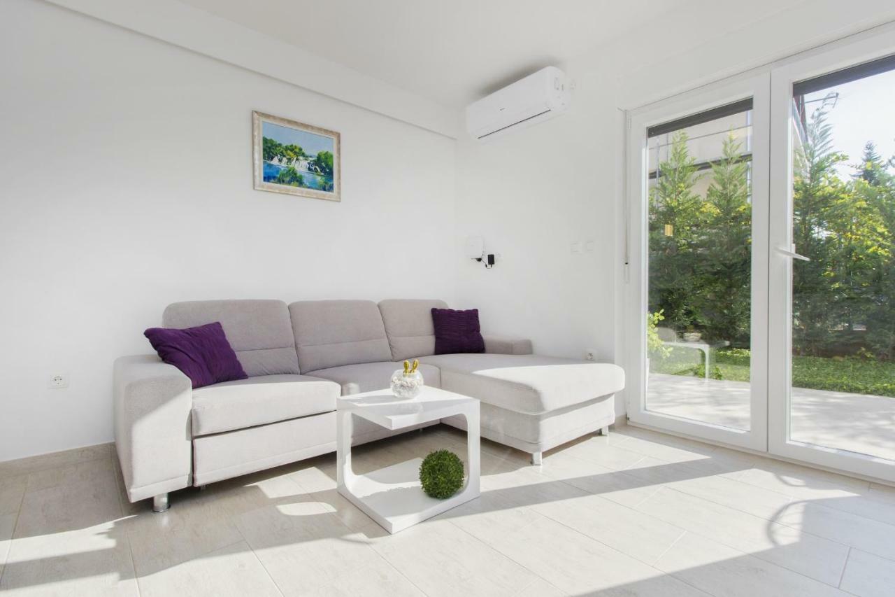 Apartments Luka Vodice Eksteriør bilde
